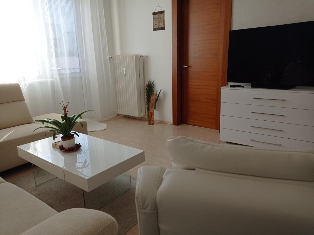 Ferienwohnung Amazing Flat In Old Town With Large Balcony Pressburg Exterior foto